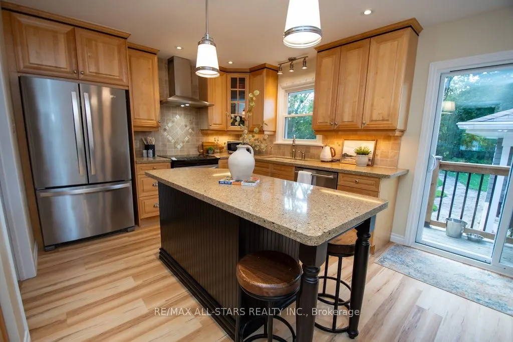 19 Adelaide Street S