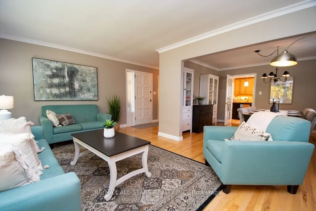 19 Adelaide Street S