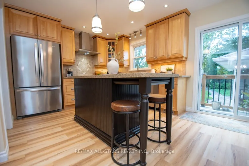 19 Adelaide Street S