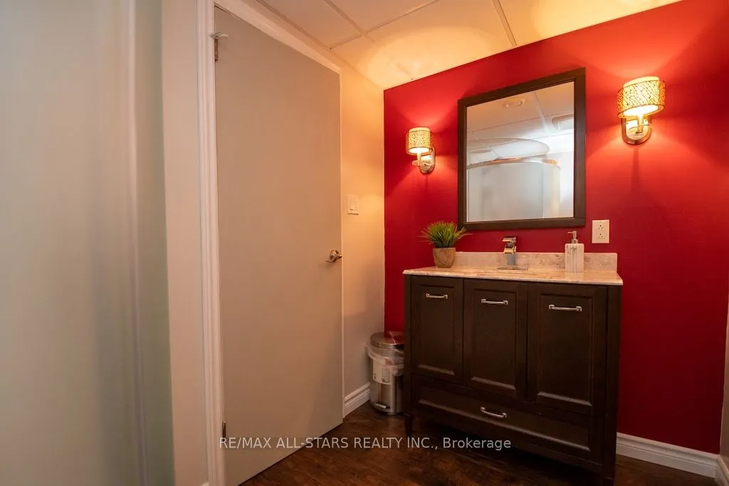 19 Adelaide Street S