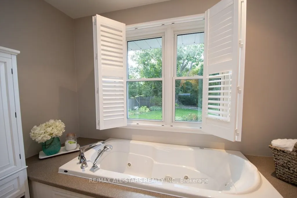 19 Adelaide Street S