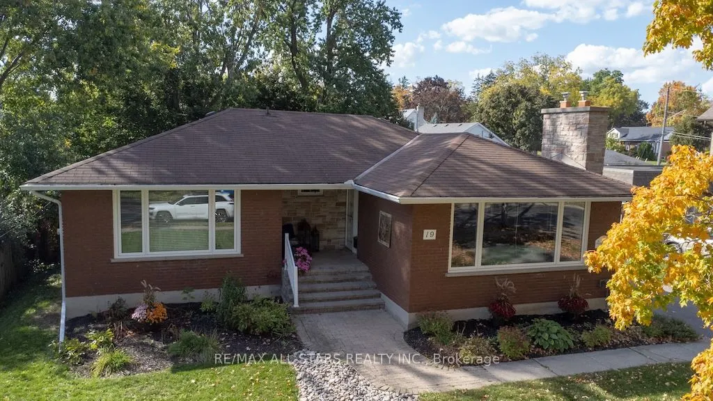 19 Adelaide Street S