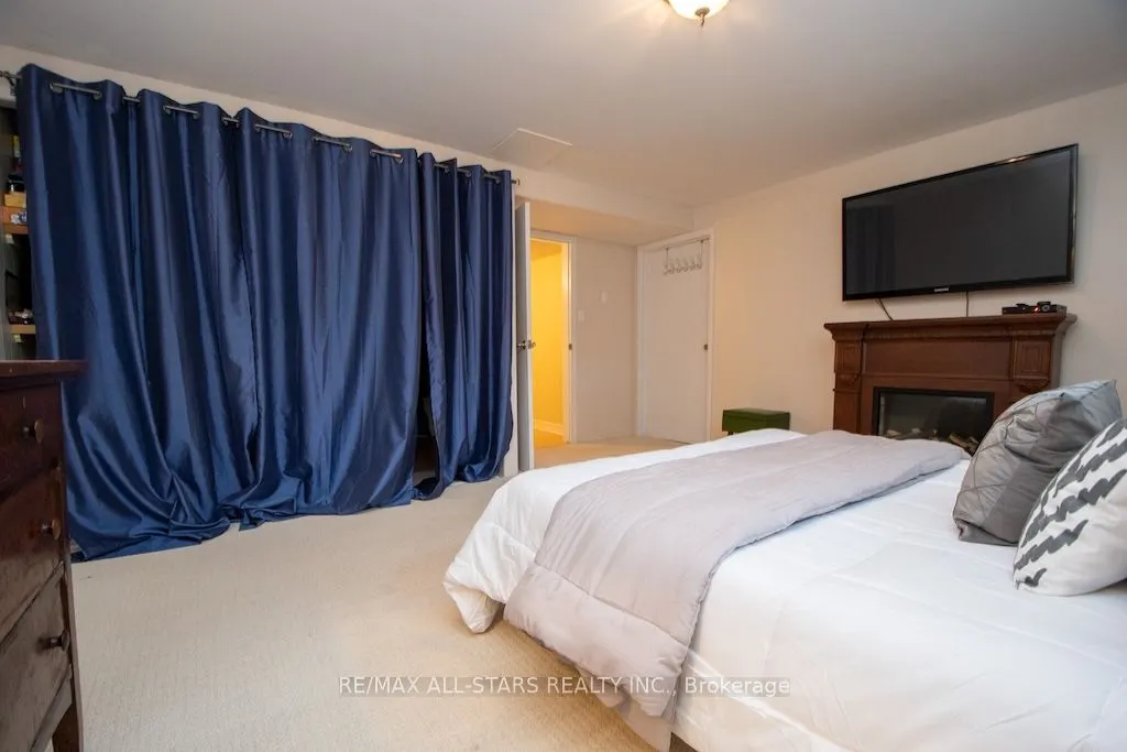 19 Adelaide Street S