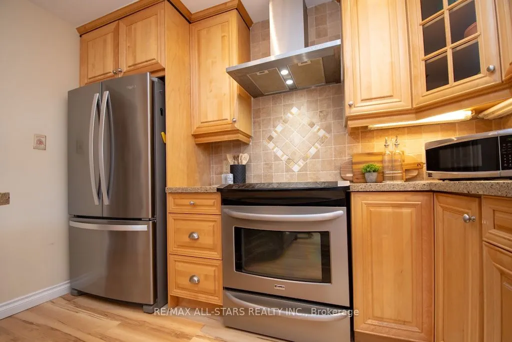 19 Adelaide Street S