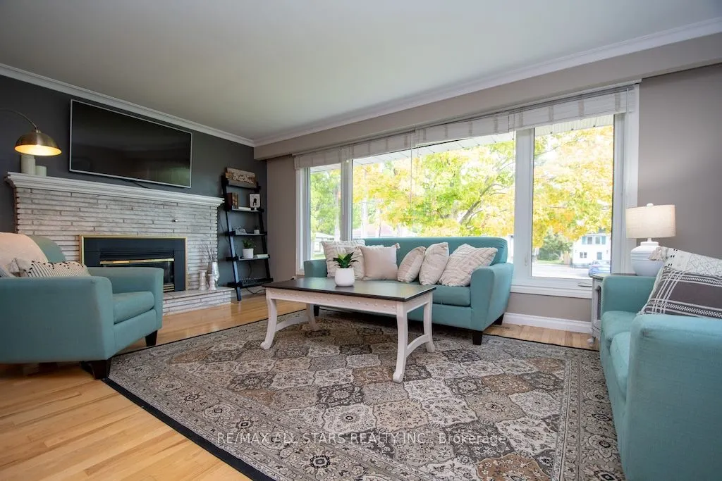 19 Adelaide Street S