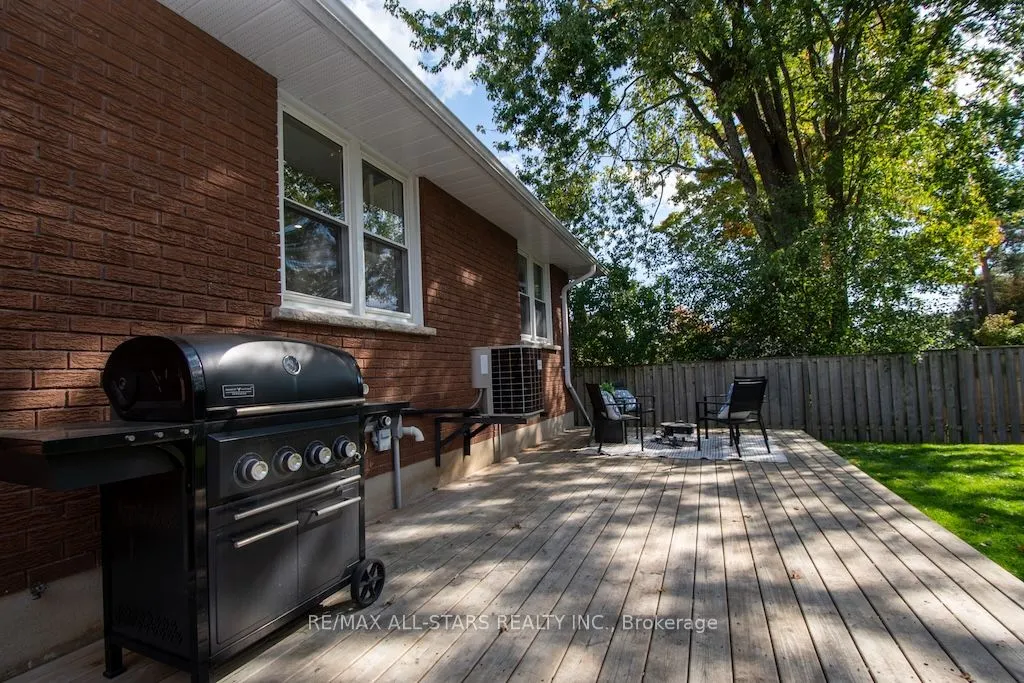 19 Adelaide Street S