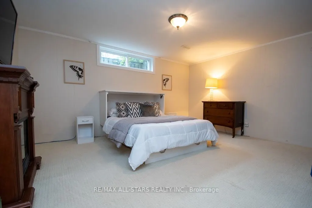 19 Adelaide Street S