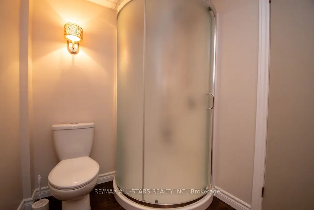 19 Adelaide Street S