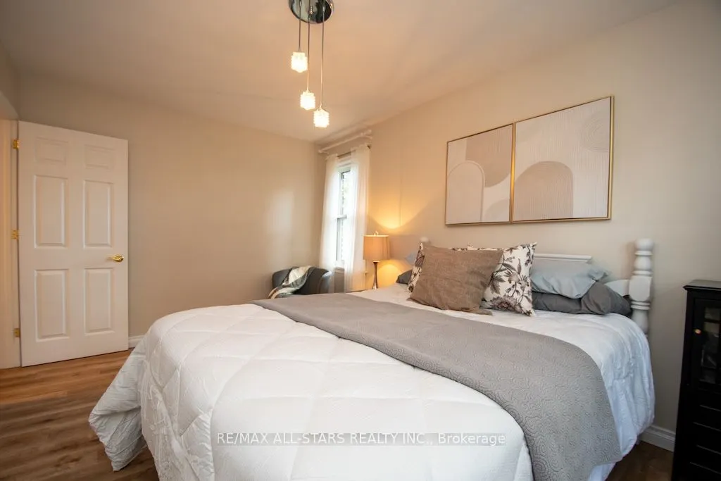 19 Adelaide Street S