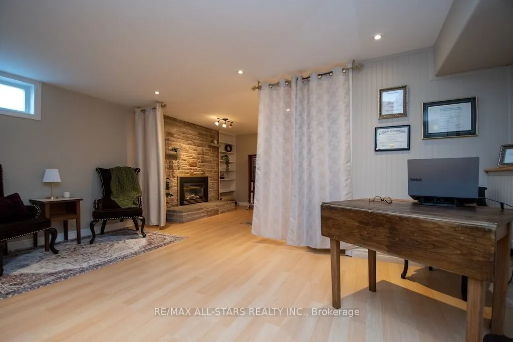 19 Adelaide Street S