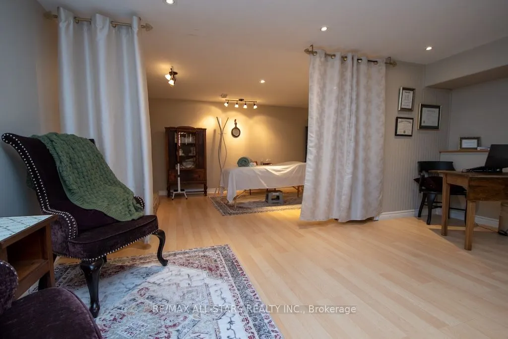 19 Adelaide Street S