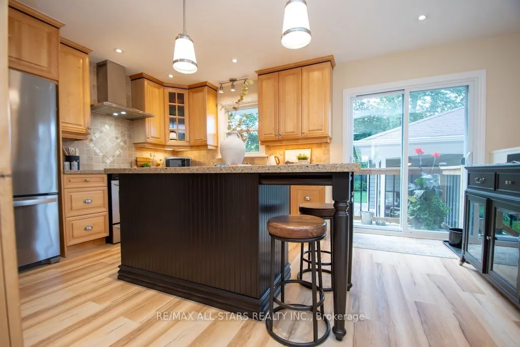 19 Adelaide Street S