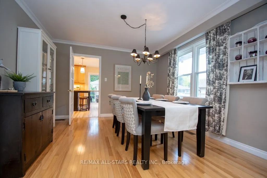 19 Adelaide Street S