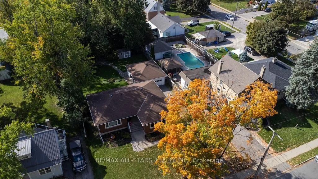 19 Adelaide Street S