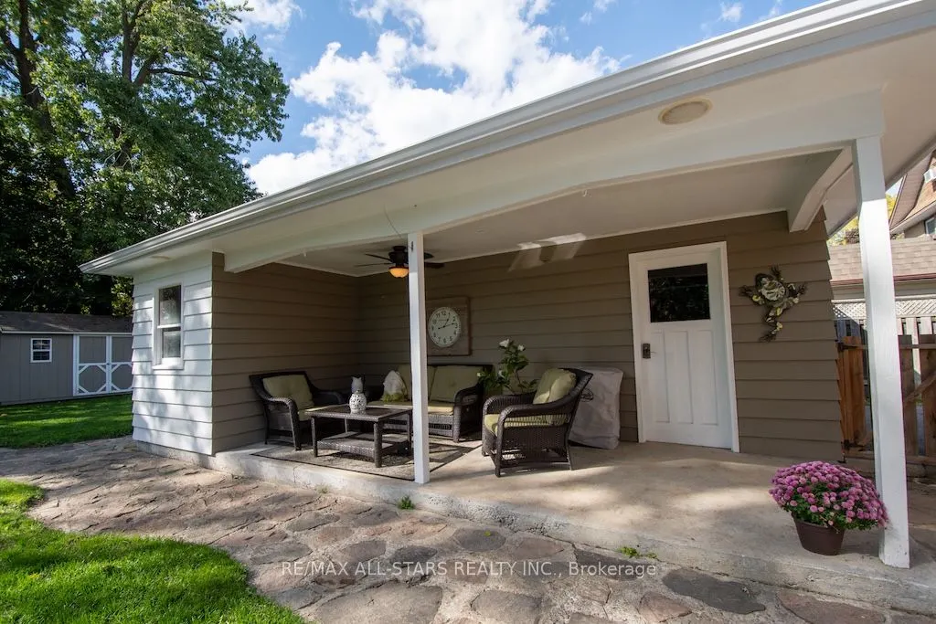 19 Adelaide Street S