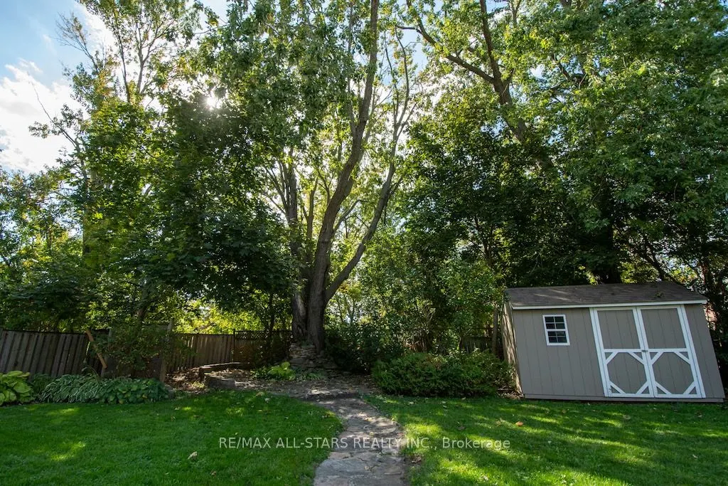 19 Adelaide Street S