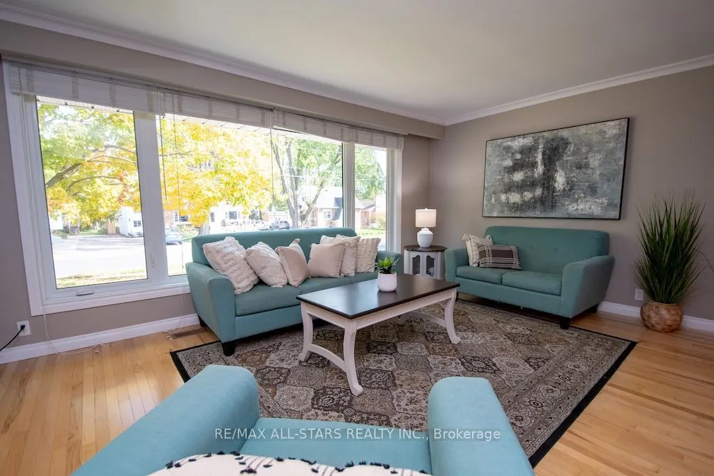 19 Adelaide Street S