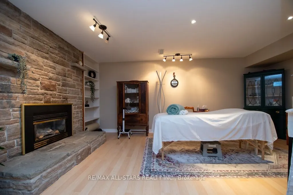 19 Adelaide Street S