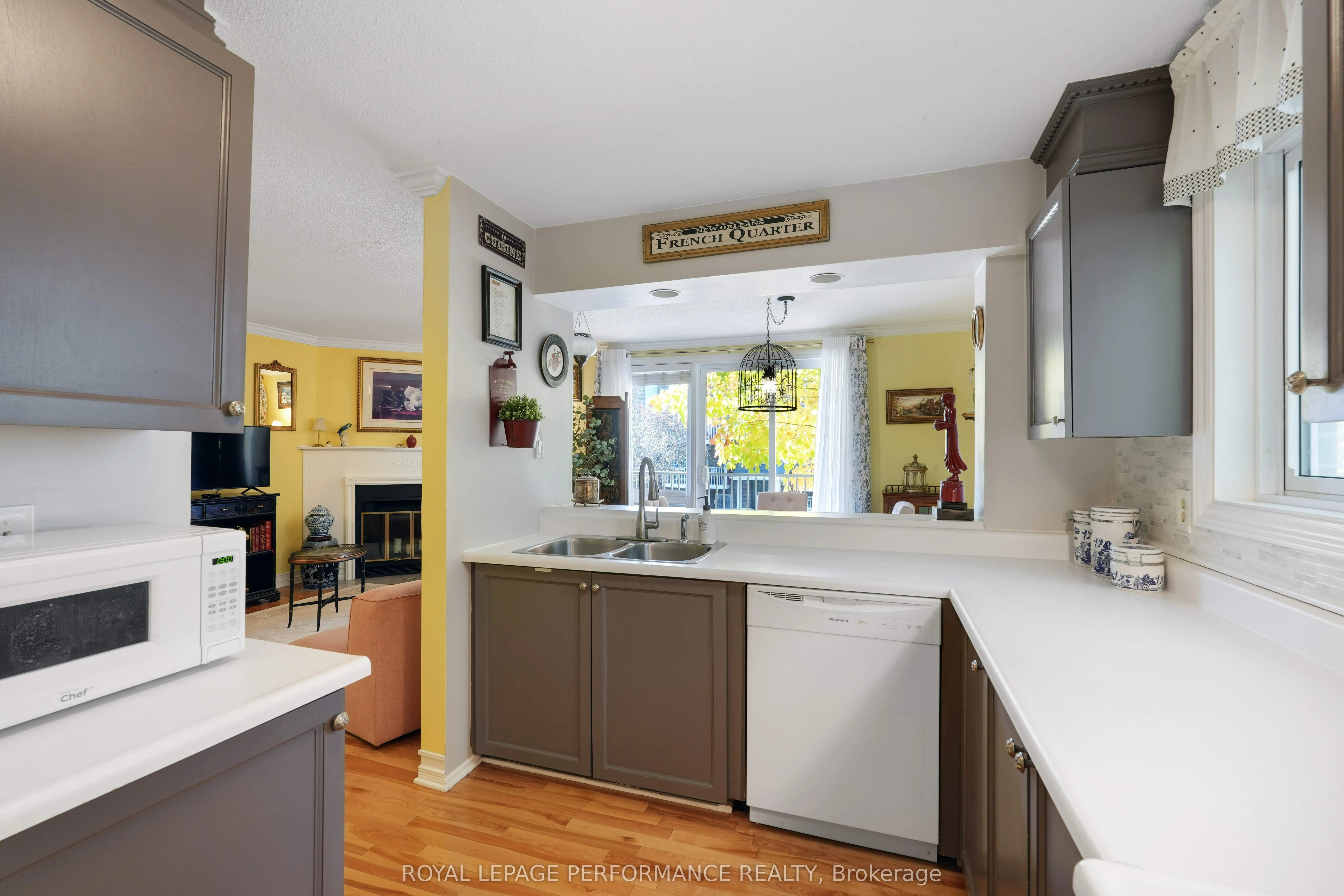 1589 St Bernard Street, #402