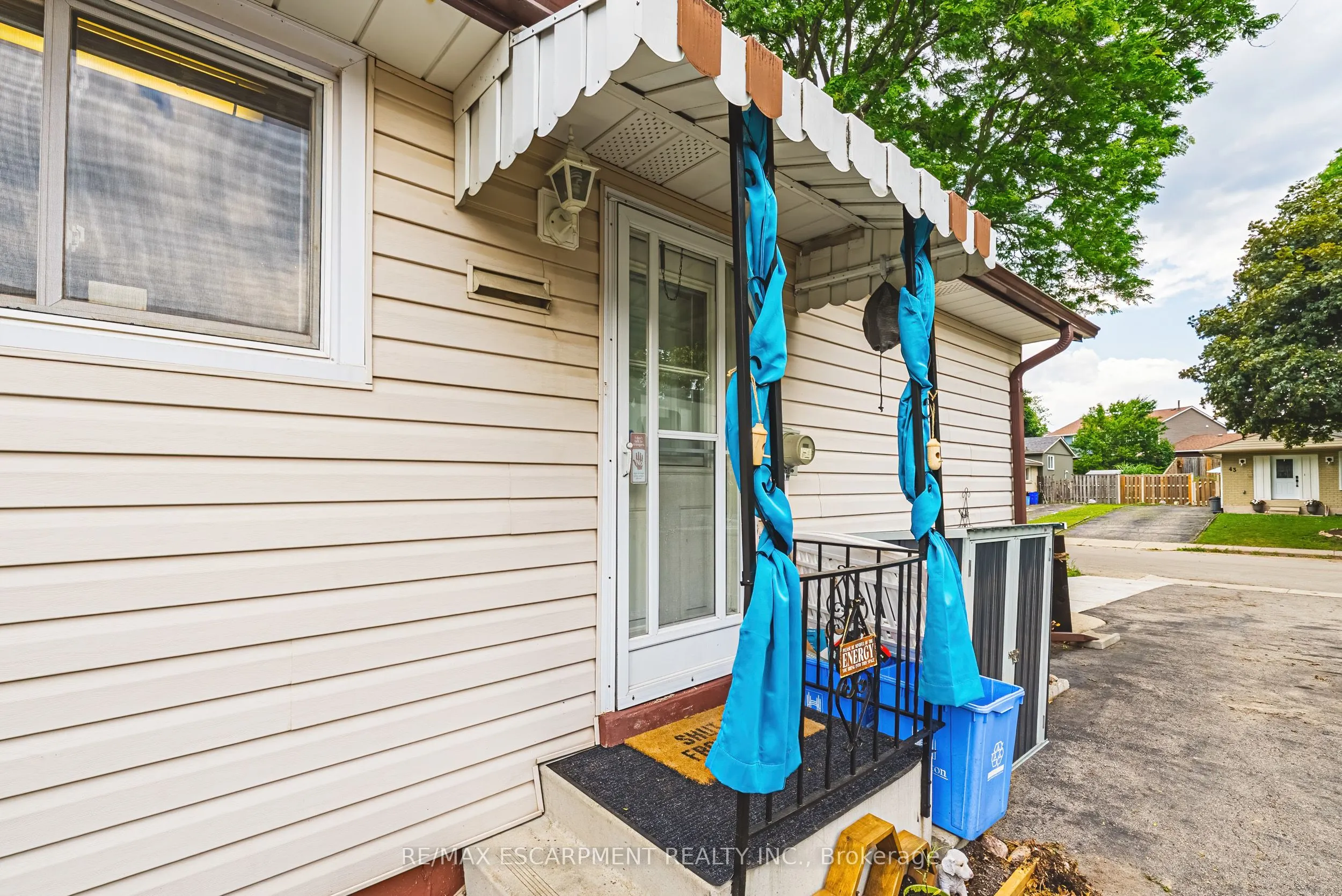 44 BILLINGTON Crescent