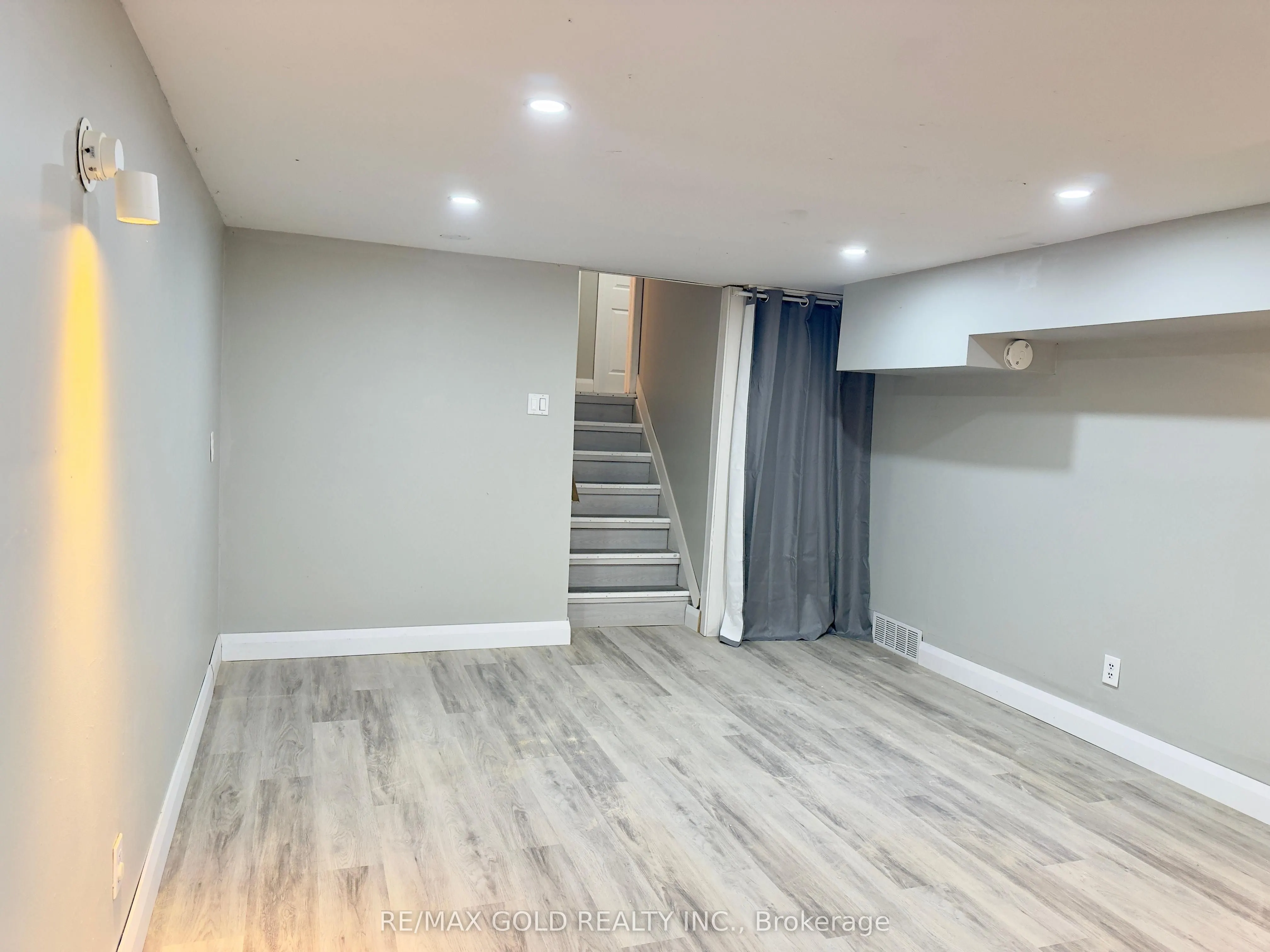 156 Mooregate Crescent, #Lower