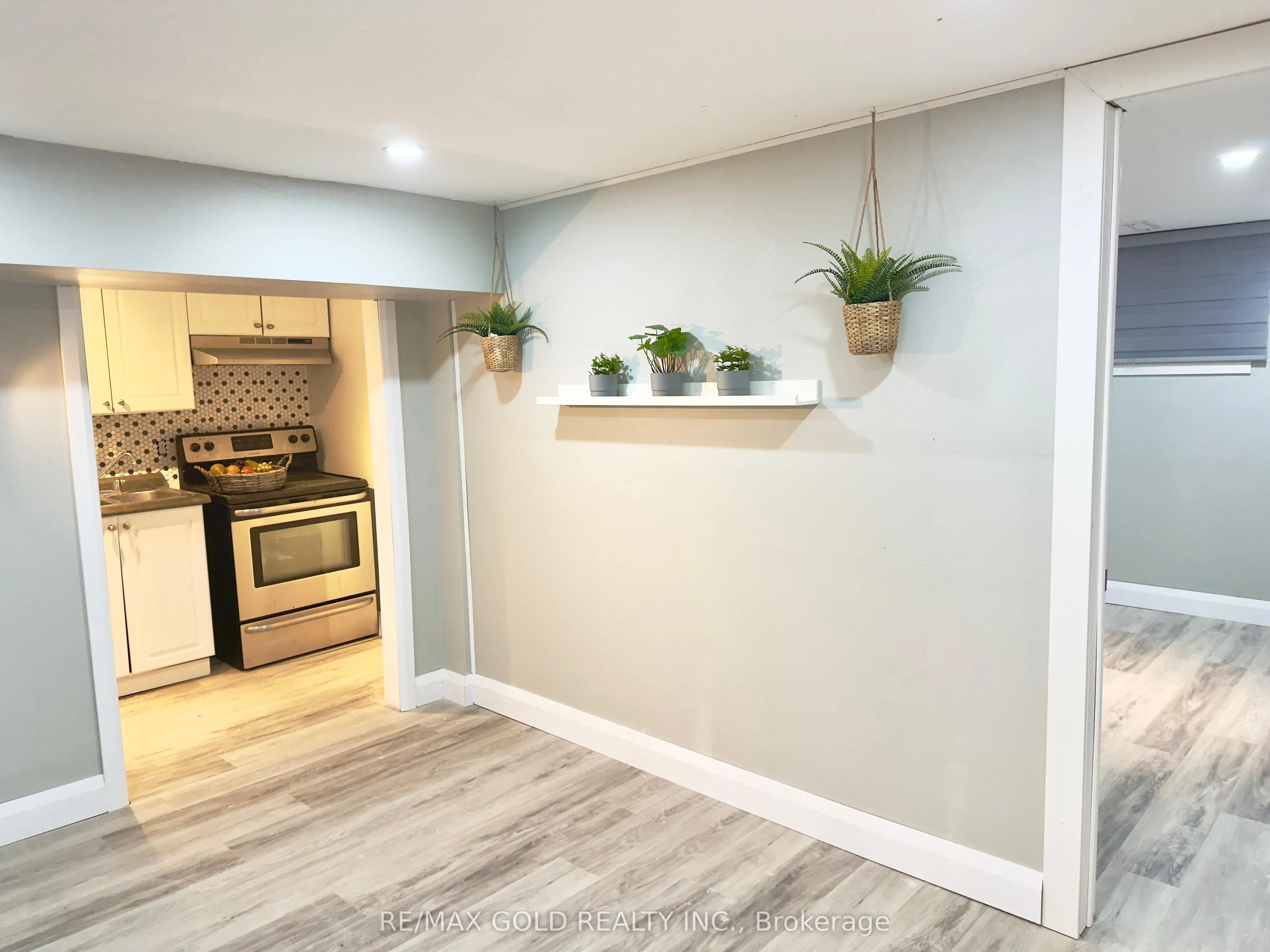 156 Mooregate Crescent, #Lower