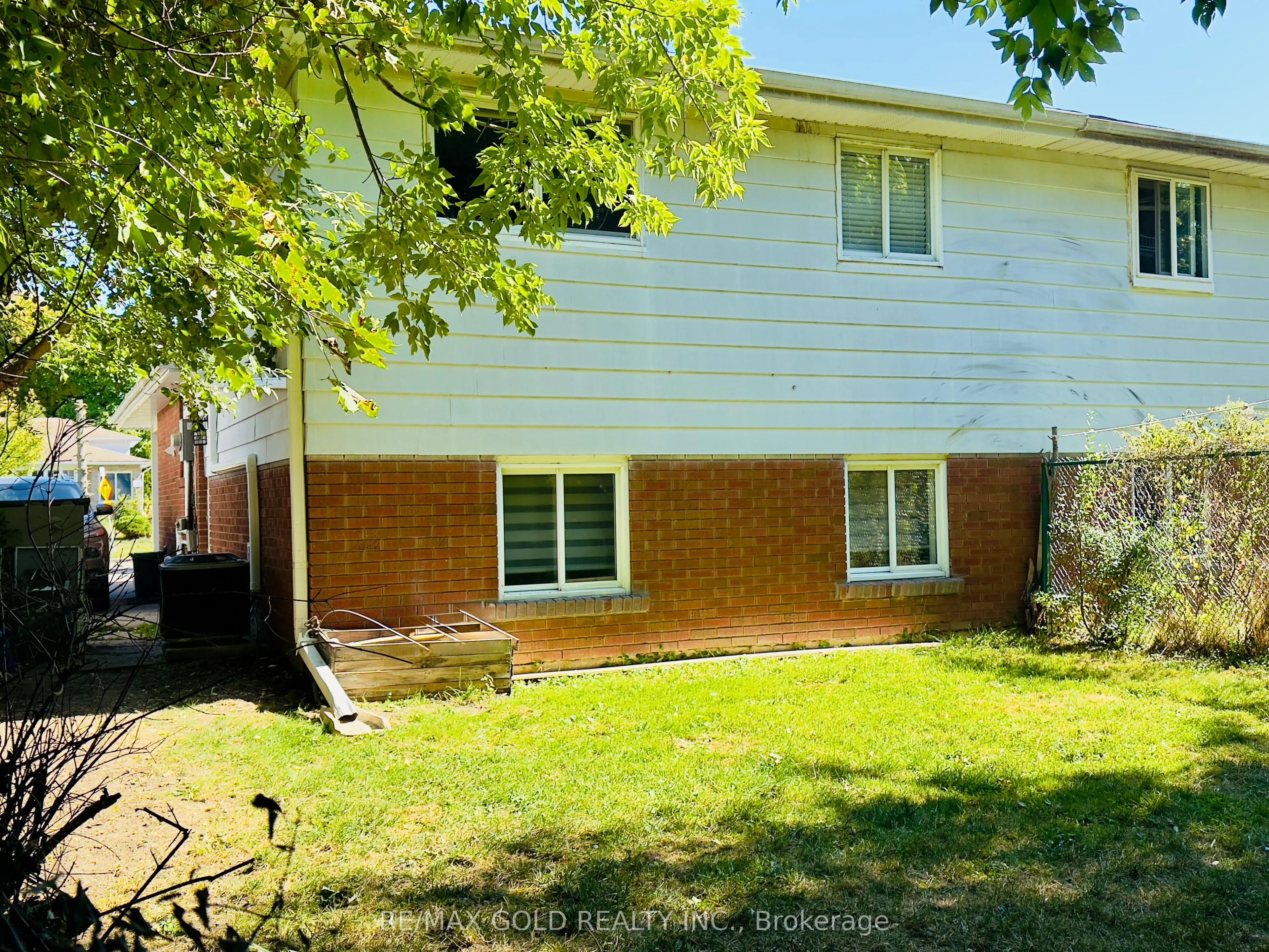 156 Mooregate Crescent, #Lower
