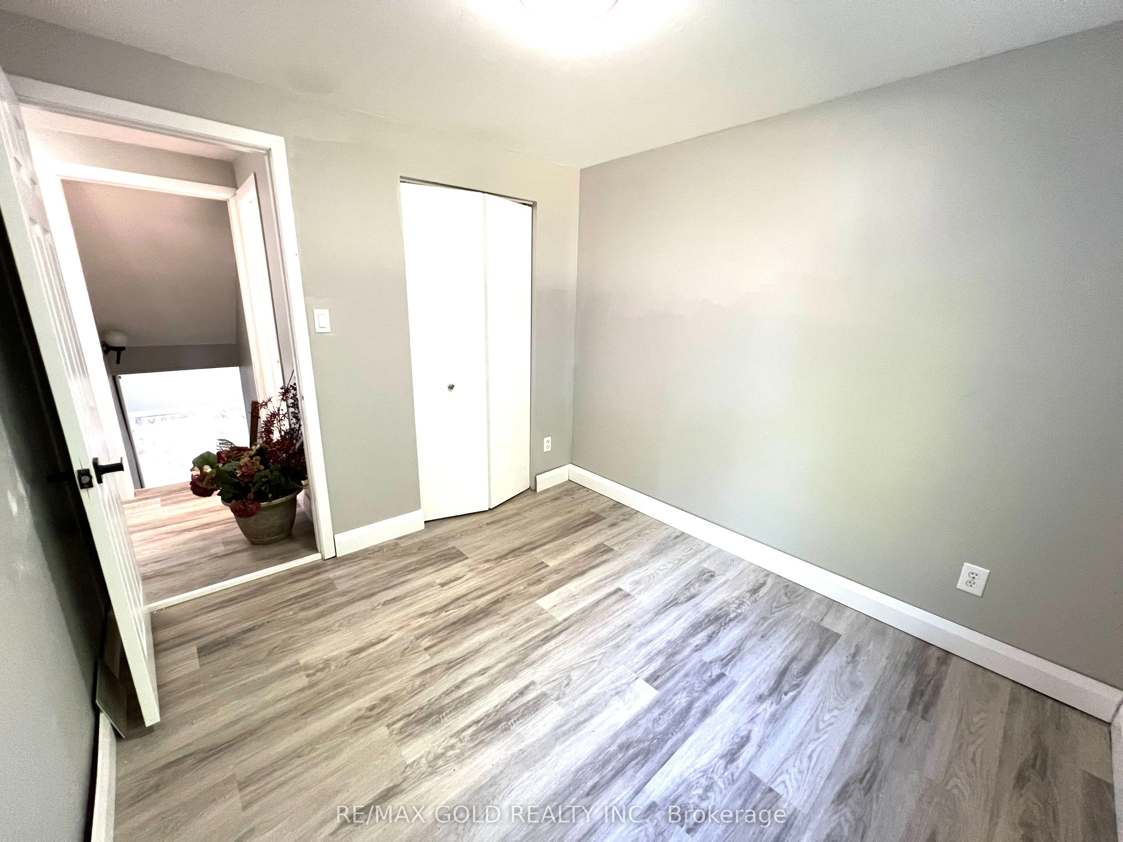 156 Mooregate Crescent, #Lower