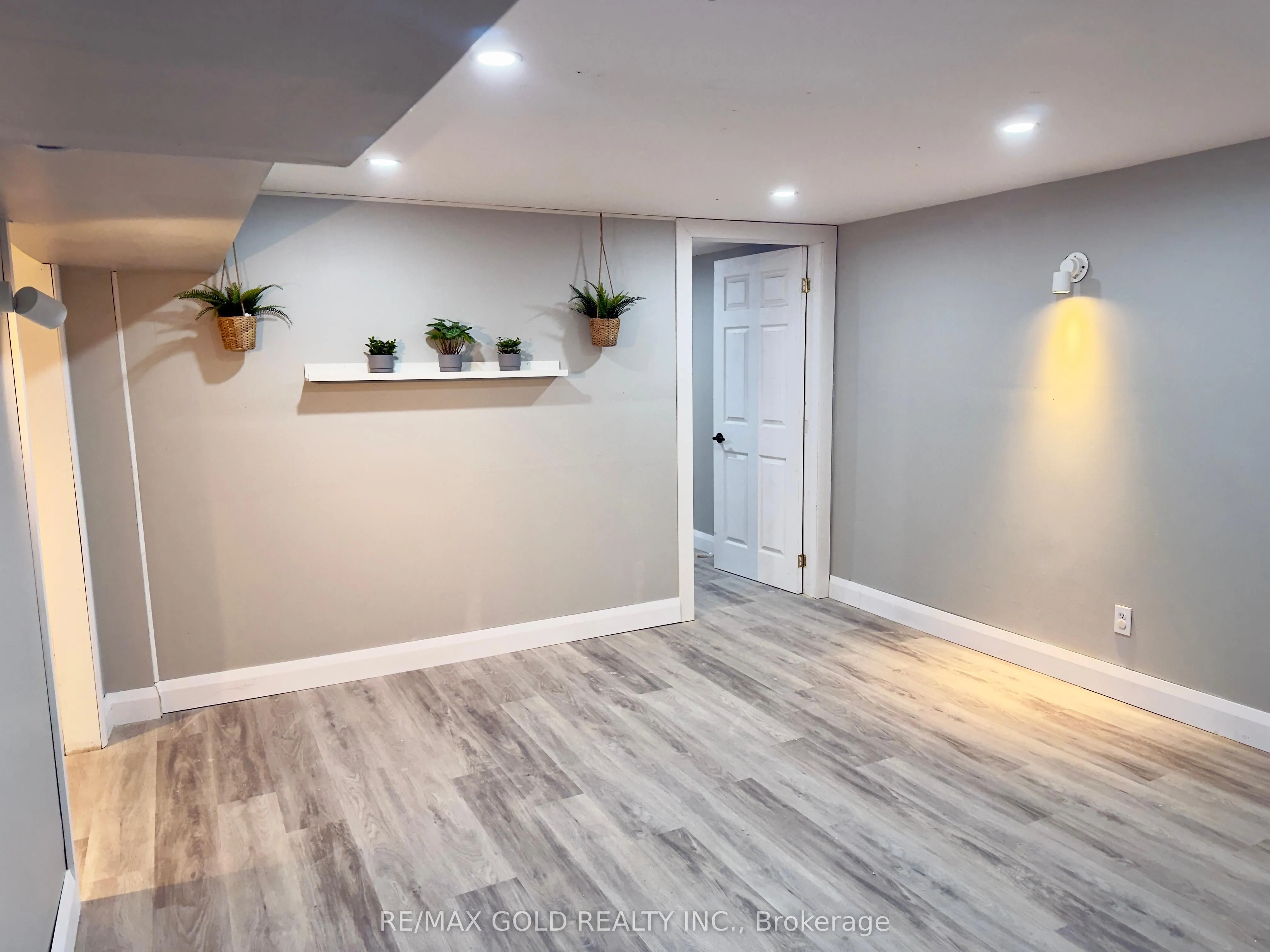 156 Mooregate Crescent, #Lower