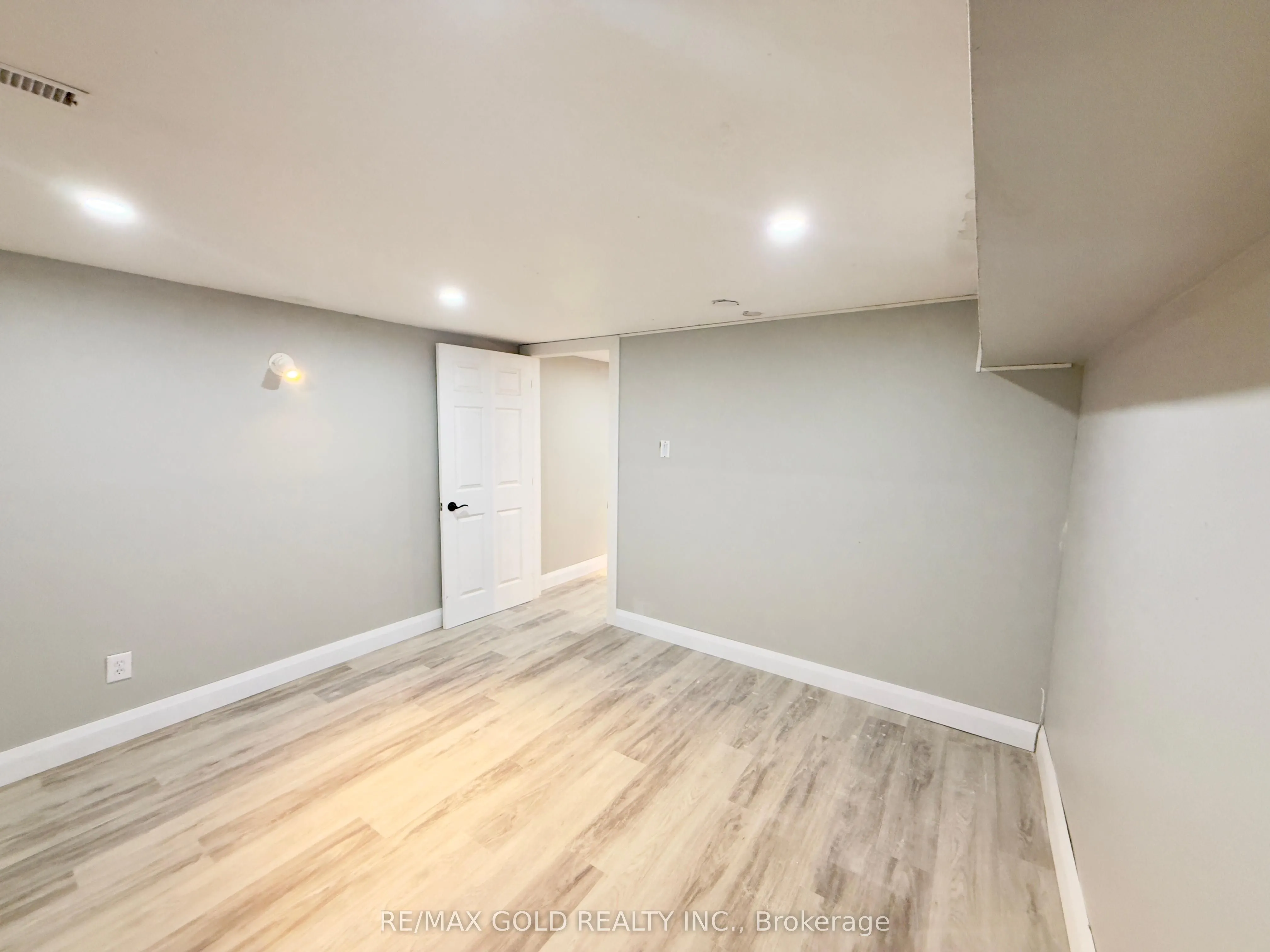 156 Mooregate Crescent, #Lower