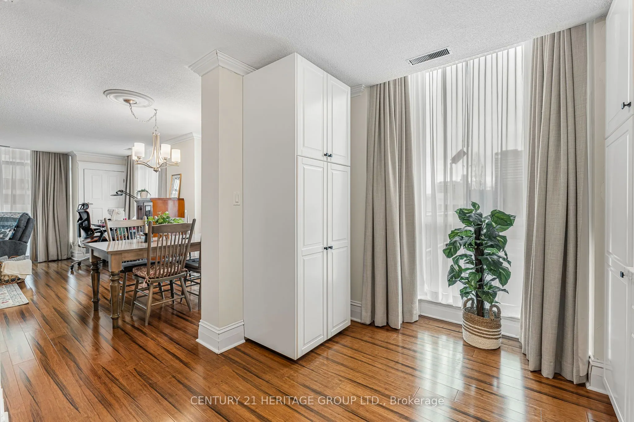 67 Caroline Street S, #102