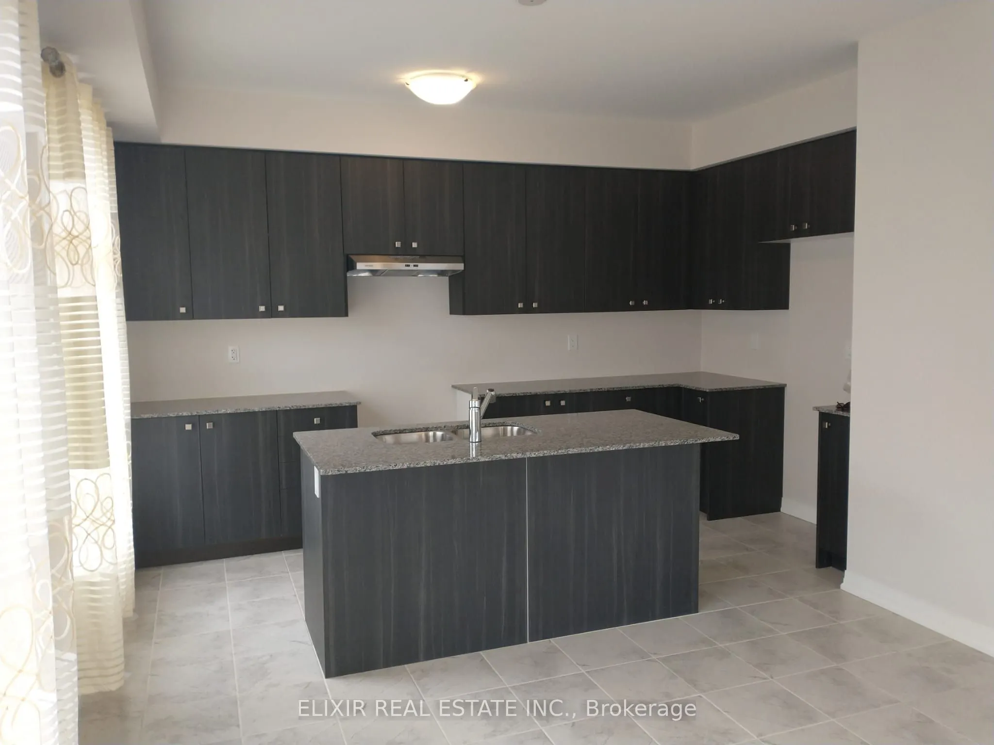 3 Weylie Street E