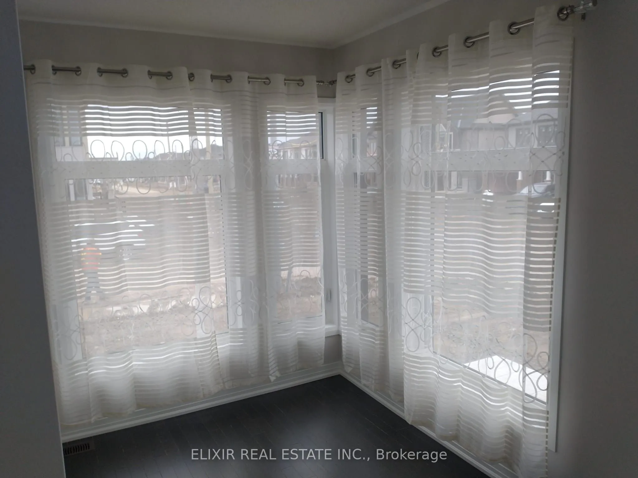 3 Weylie Street E