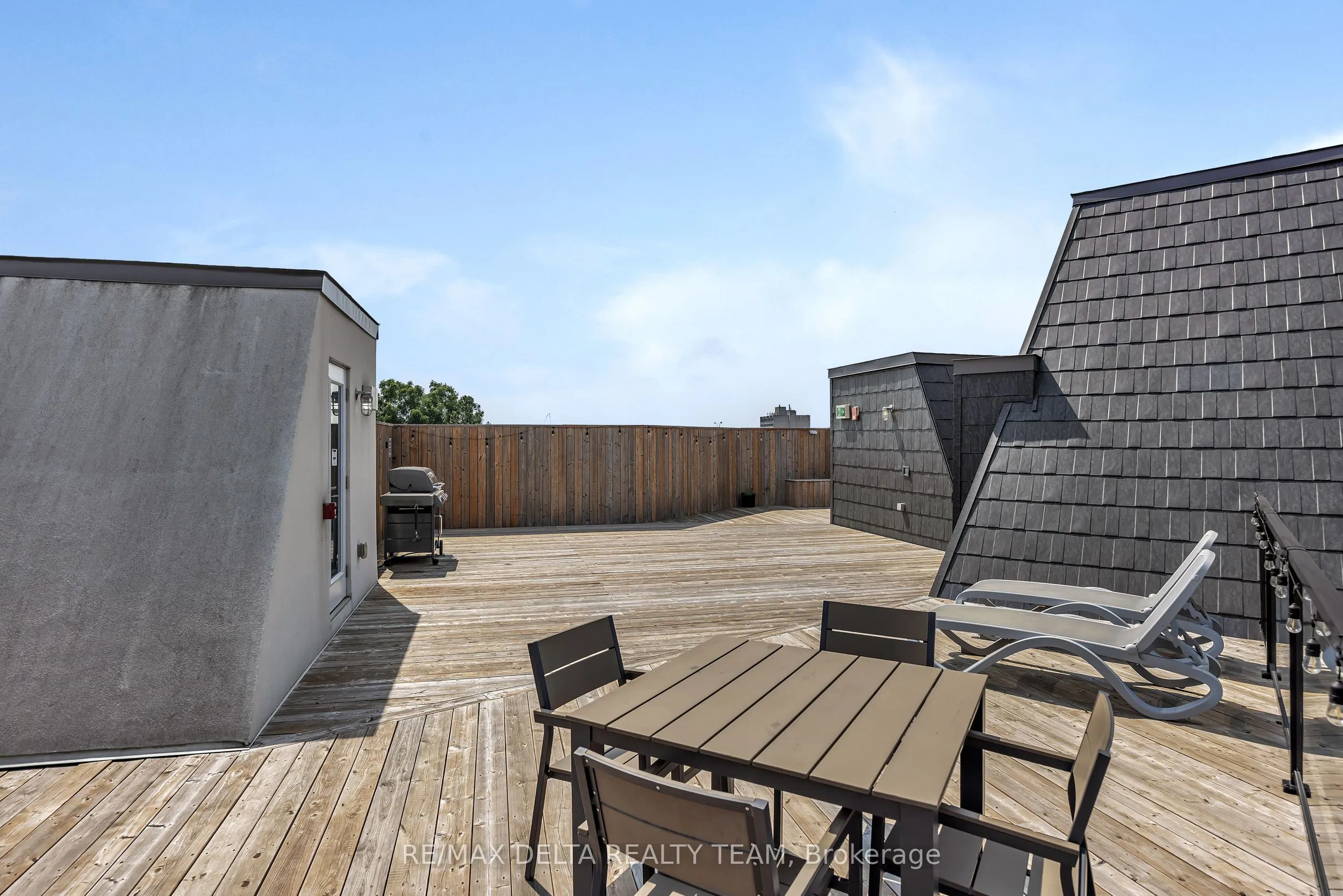 150 Greenfield Avenue, #405