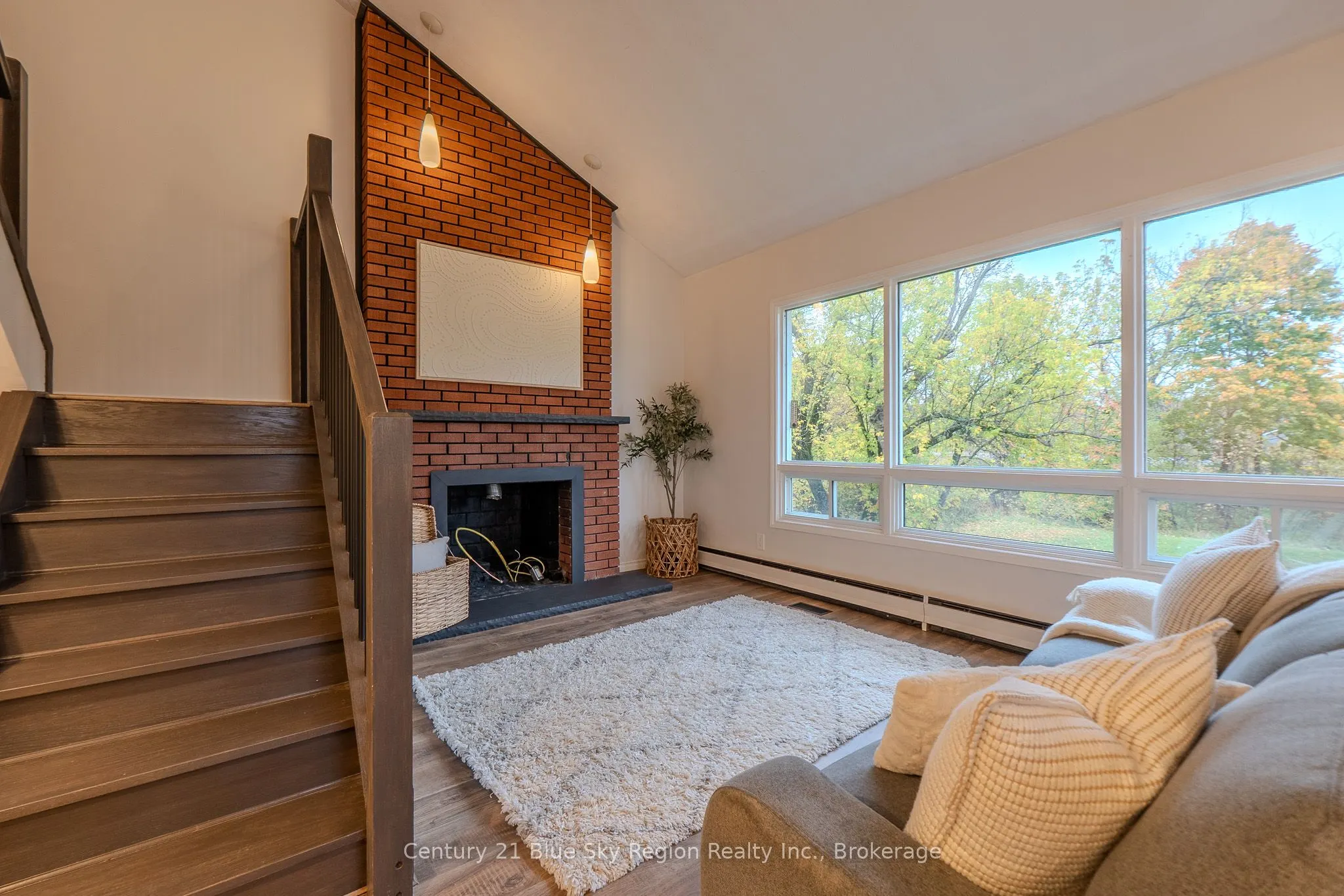 444 Lansdowne Street E