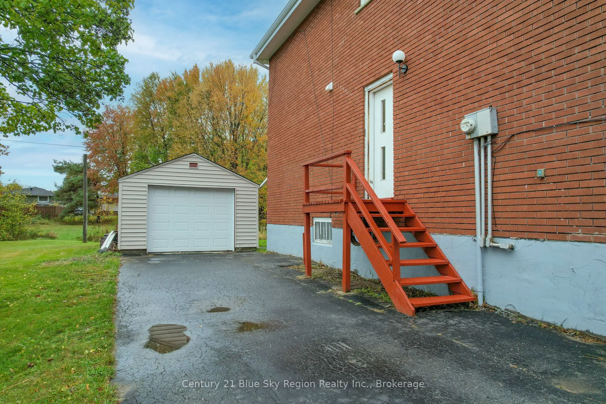 444 Lansdowne Street E