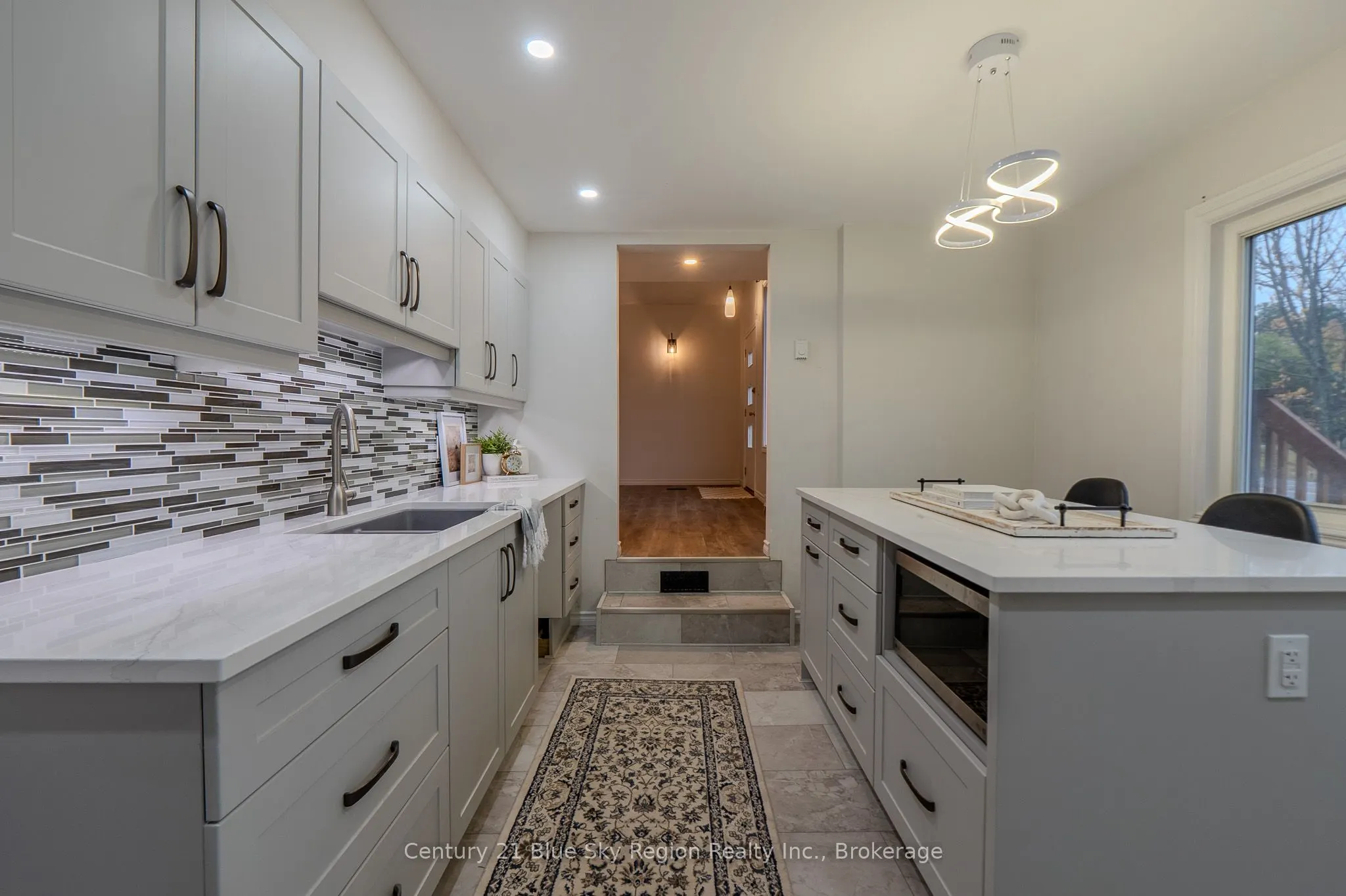 444 Lansdowne Street E