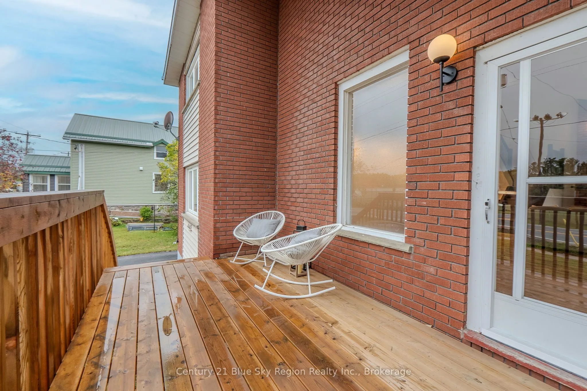 444 Lansdowne Street E