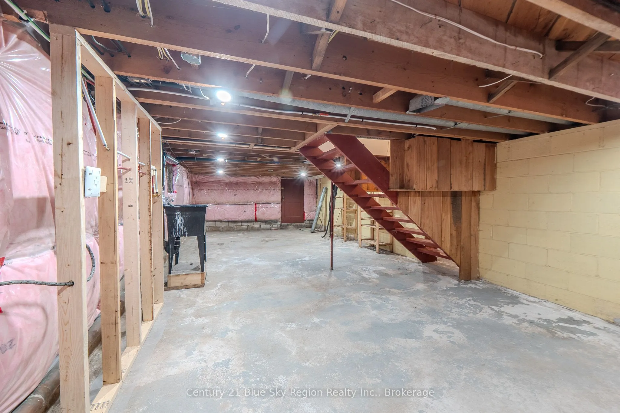 444 Lansdowne Street E