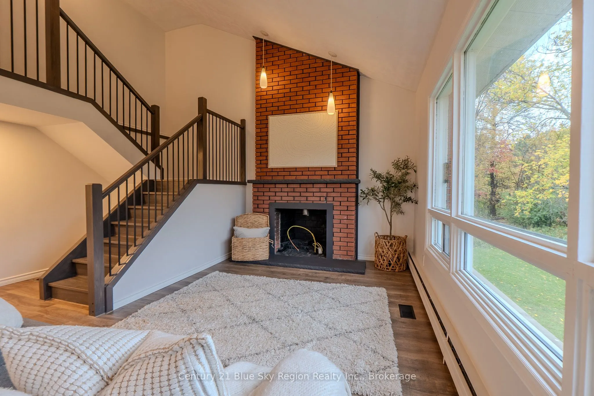 444 Lansdowne Street E