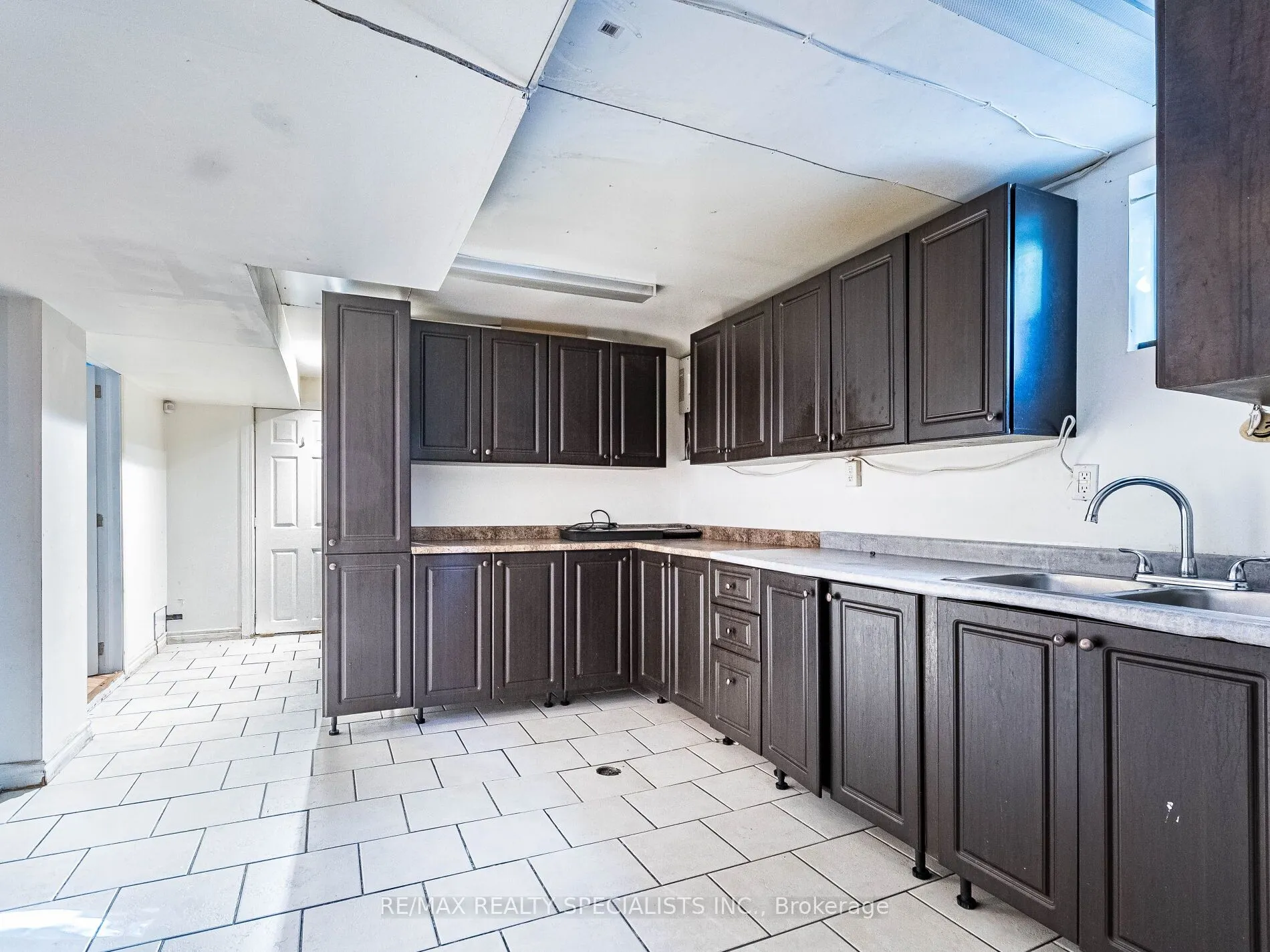 6 Endfield Avenue