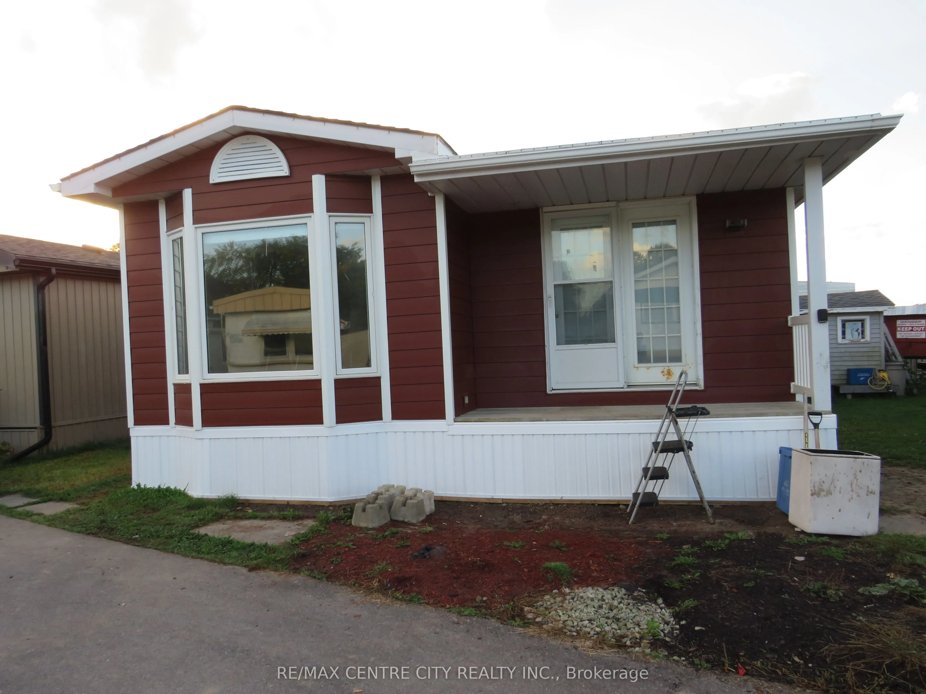 2189 Dundas Street E, #106