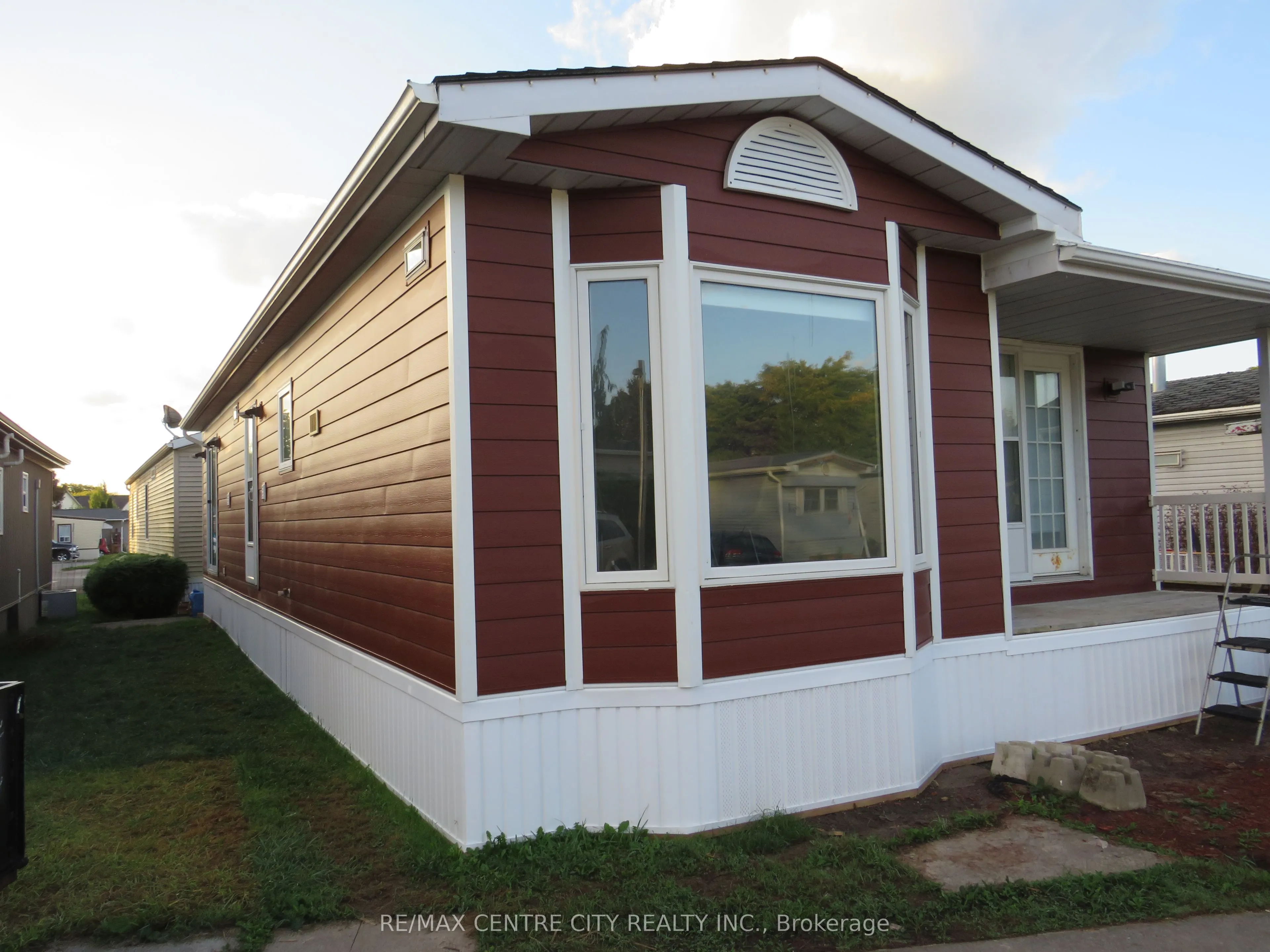 2189 Dundas Street E, #106