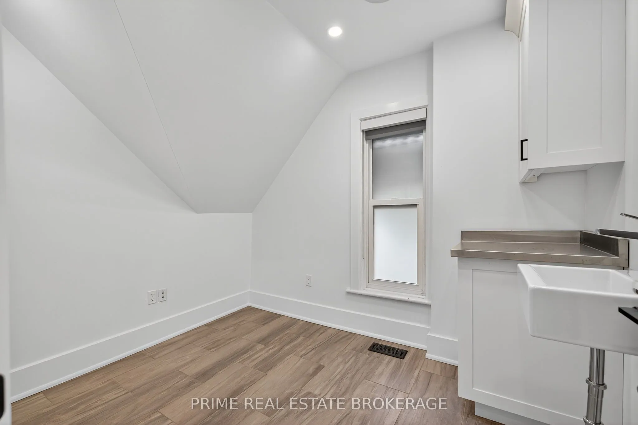 281 Oxford Street E