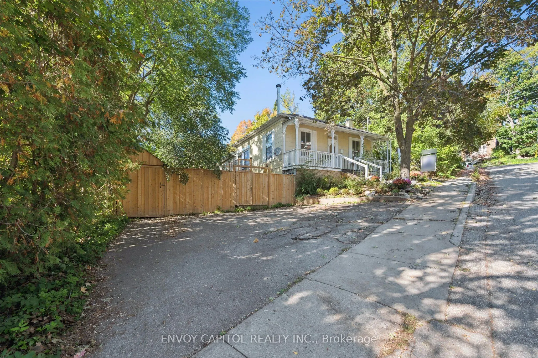 132 Norwich Street E