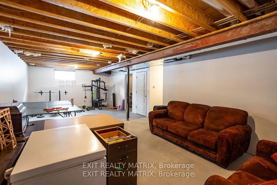 113 Argile Street E