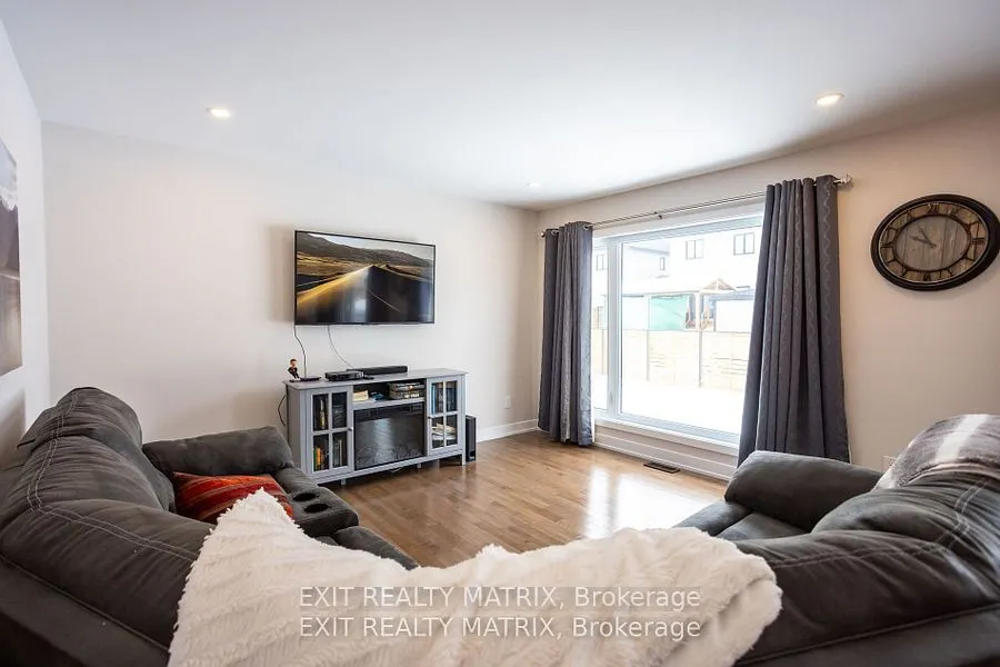 113 Argile Street E