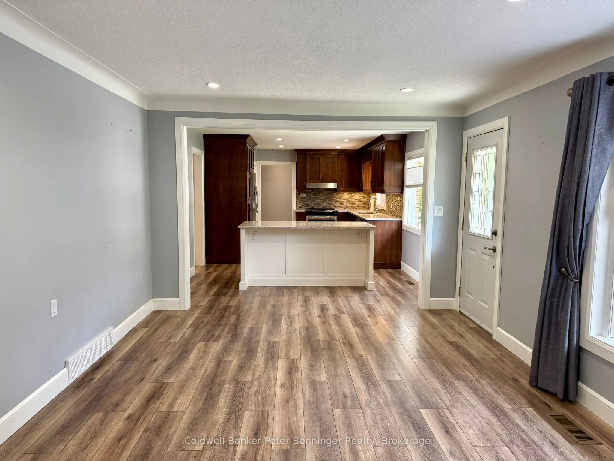 10 Brownlee Street S