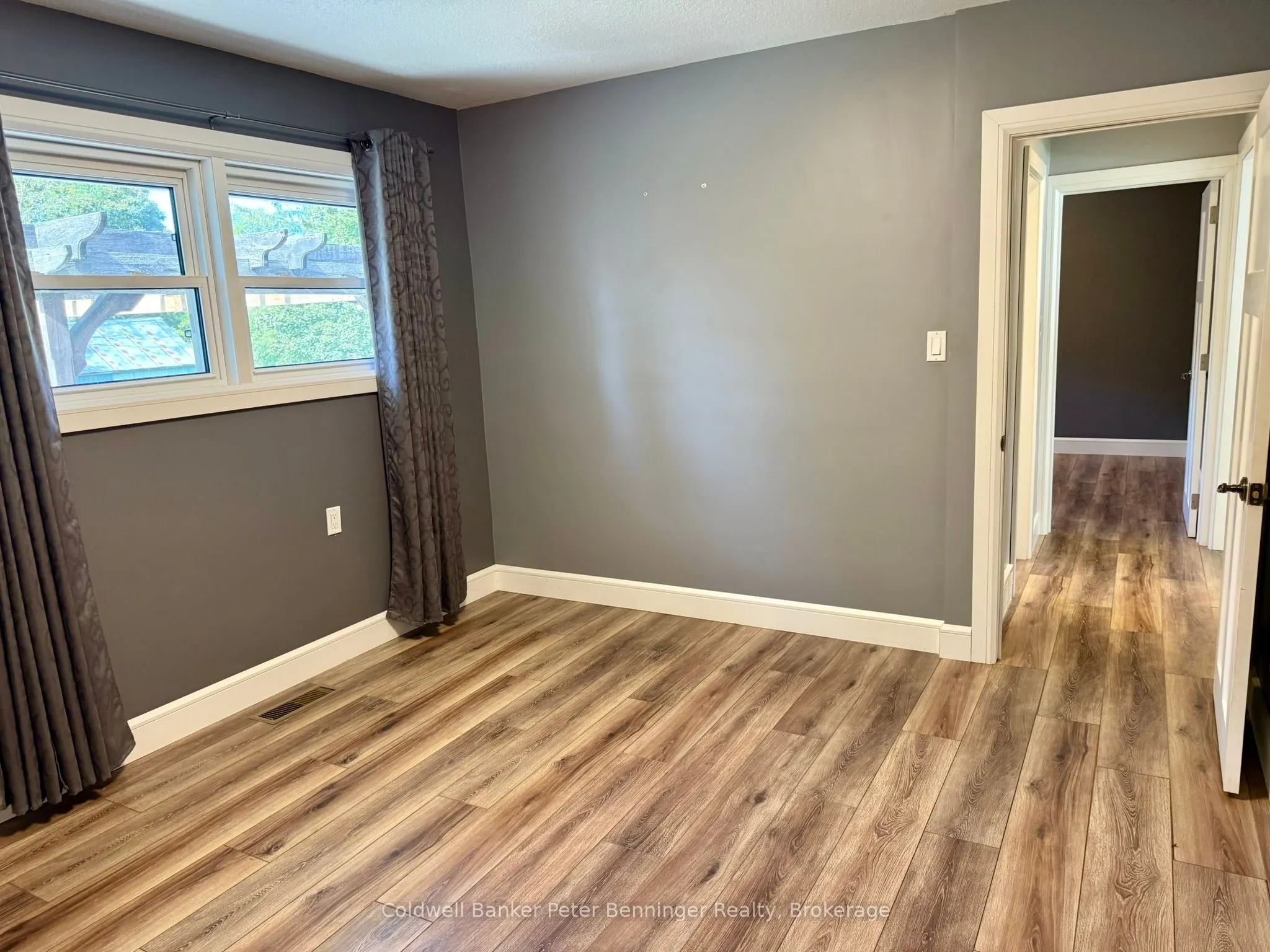 10 Brownlee Street S
