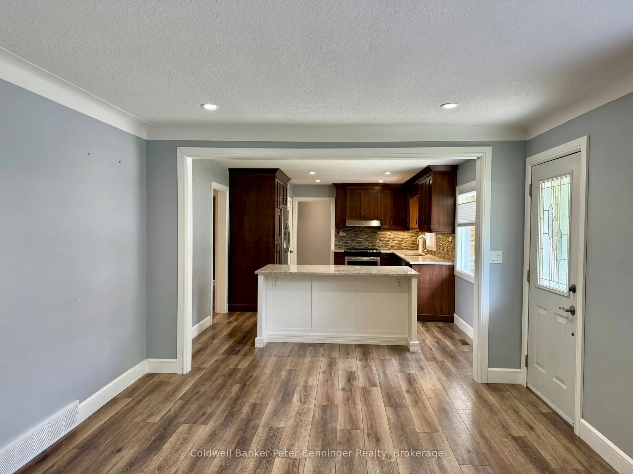 10 Brownlee Street S